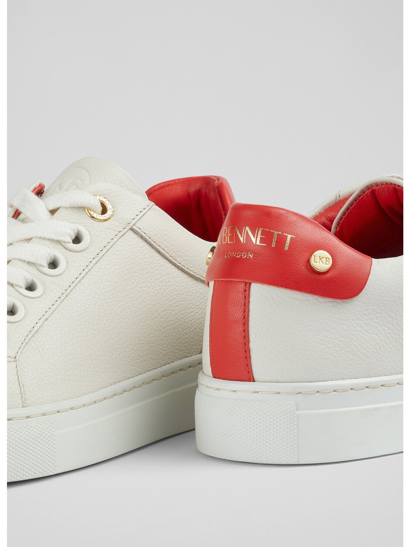 Sigture White And Classic Stud Trainer