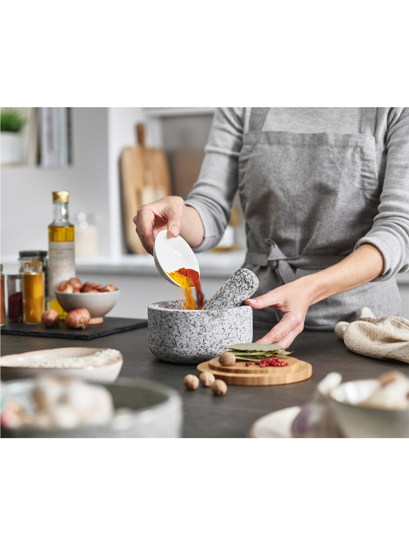Dash Pestle Mortar with Bamboo Lid