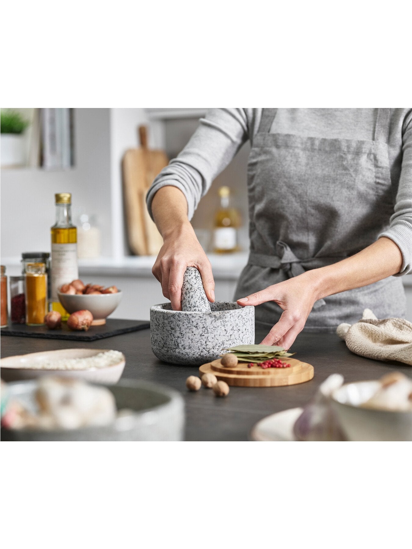 Dash Pestle Mortar with Bamboo Lid
