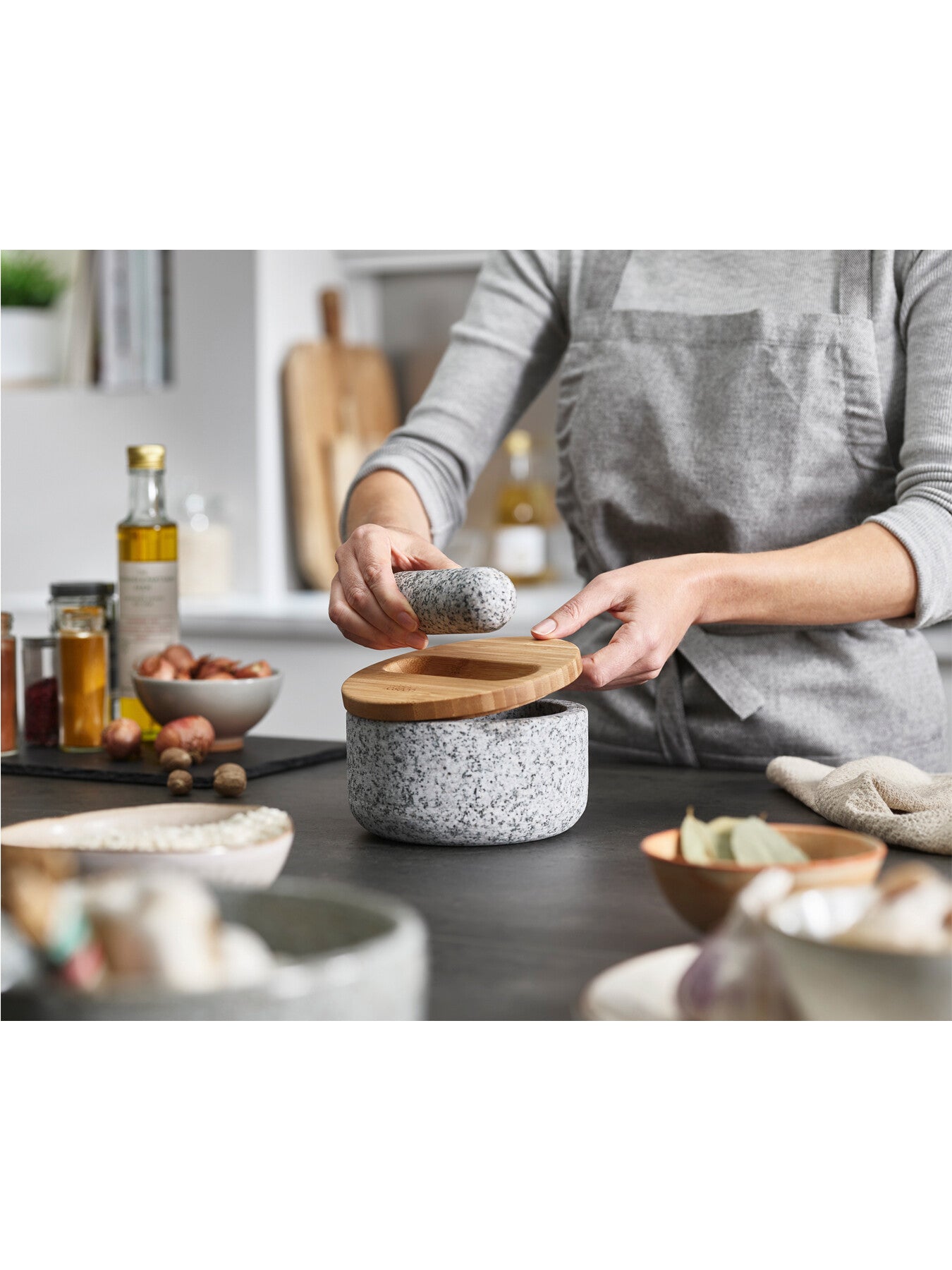 Dash Pestle Mortar with Bamboo Lid