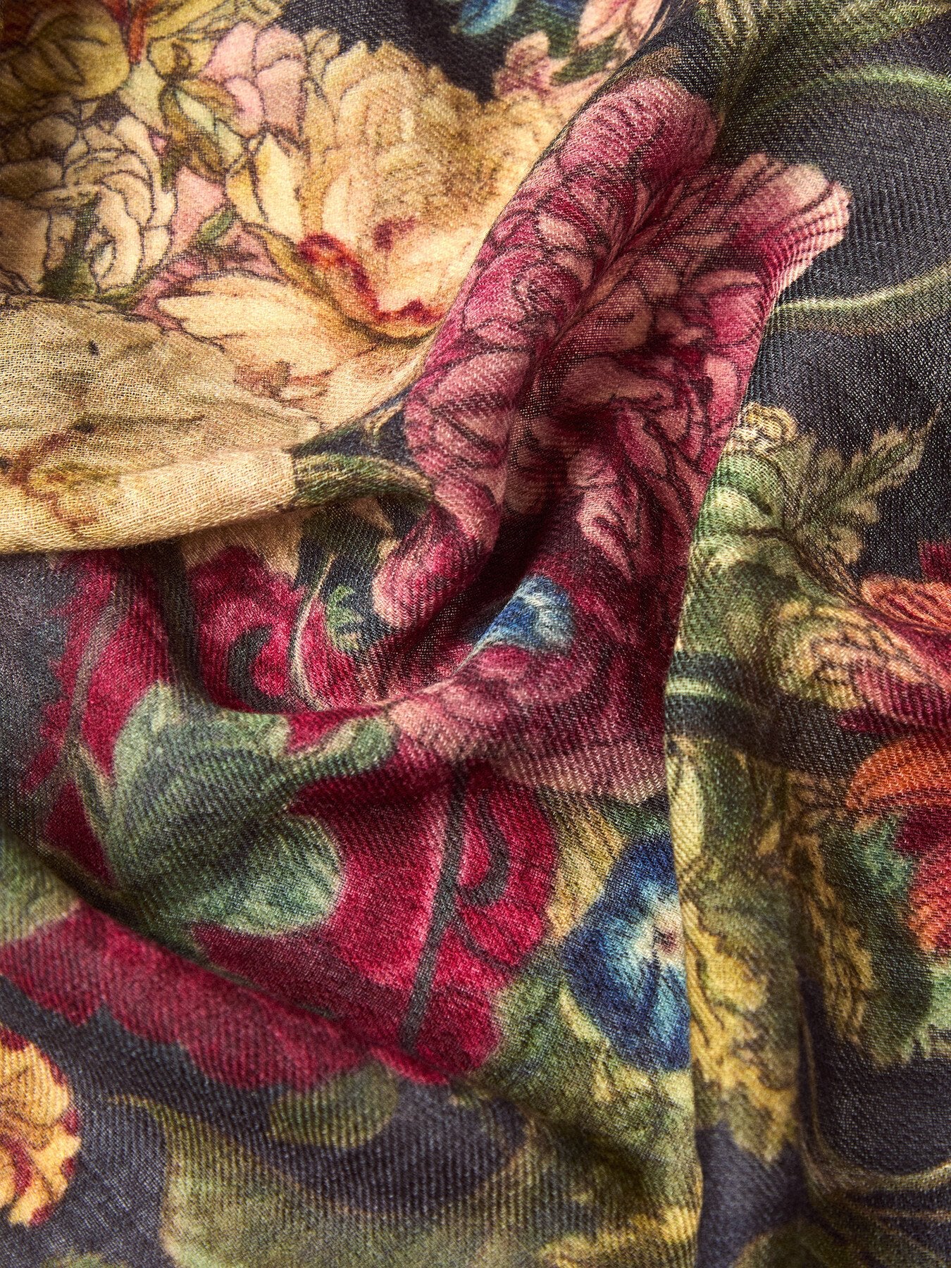 Primula Black Wool Scarf
