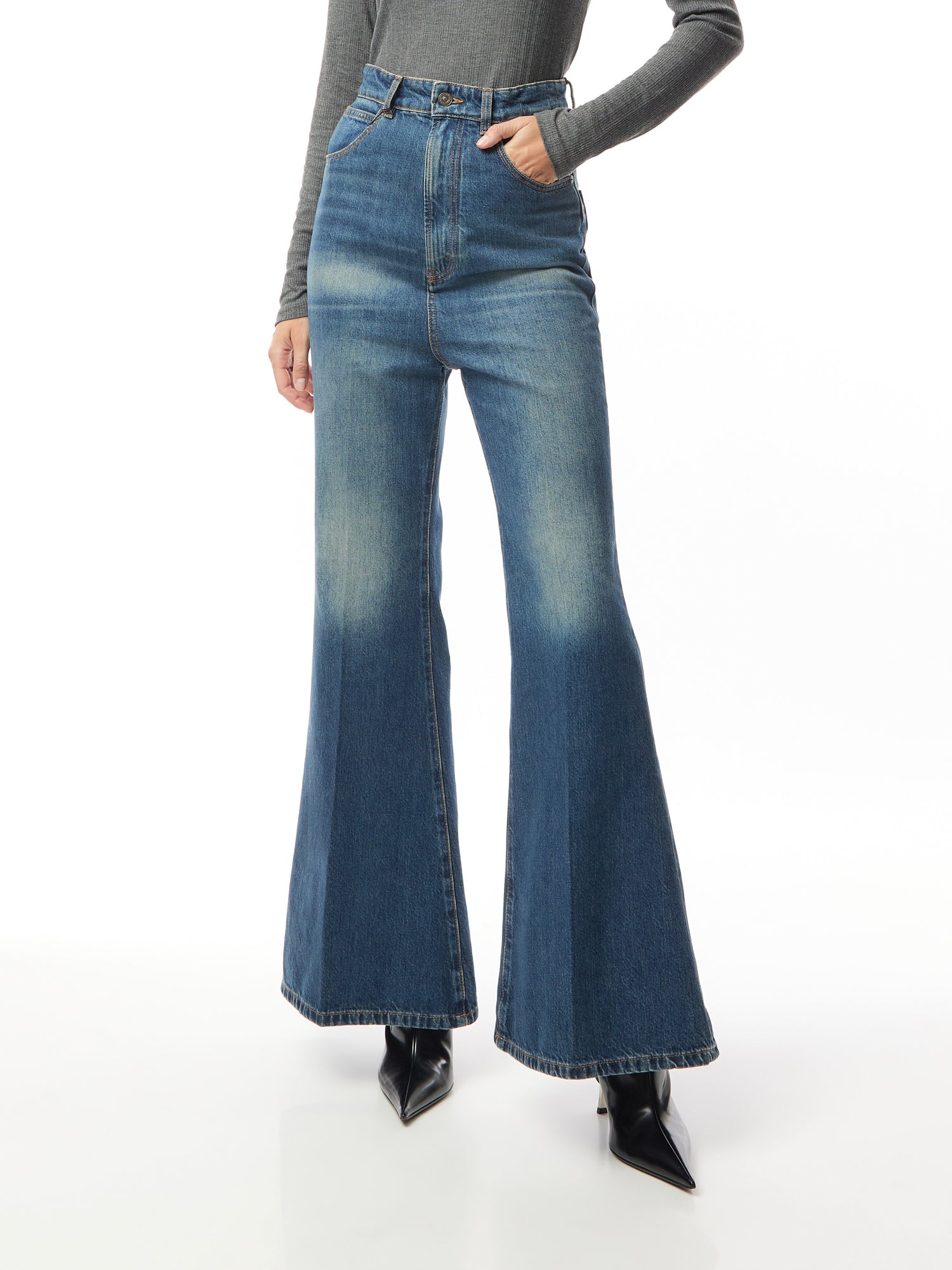 Wide Leg Kick Jeans