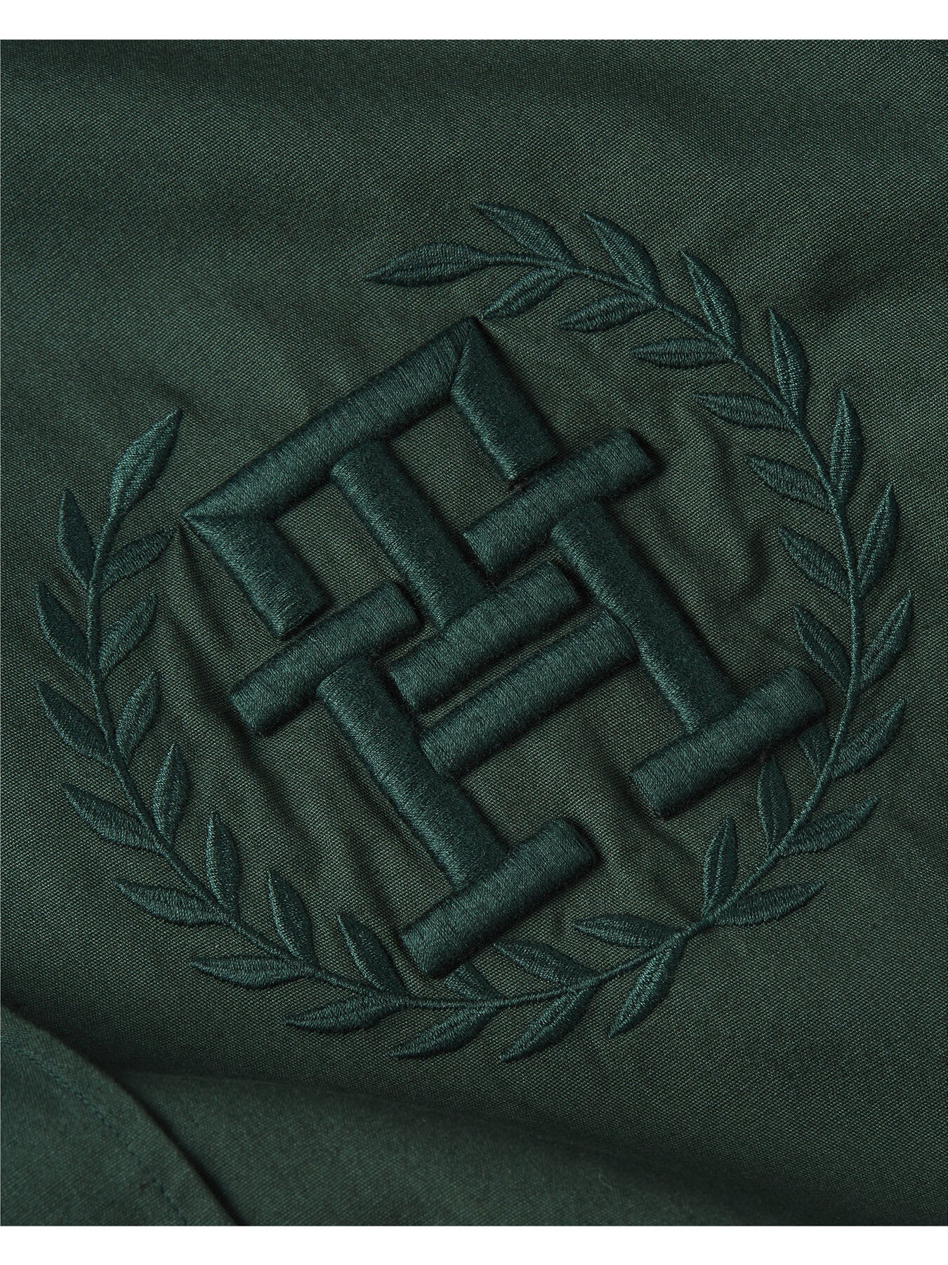 Colour-Blocked Archive Crest Log