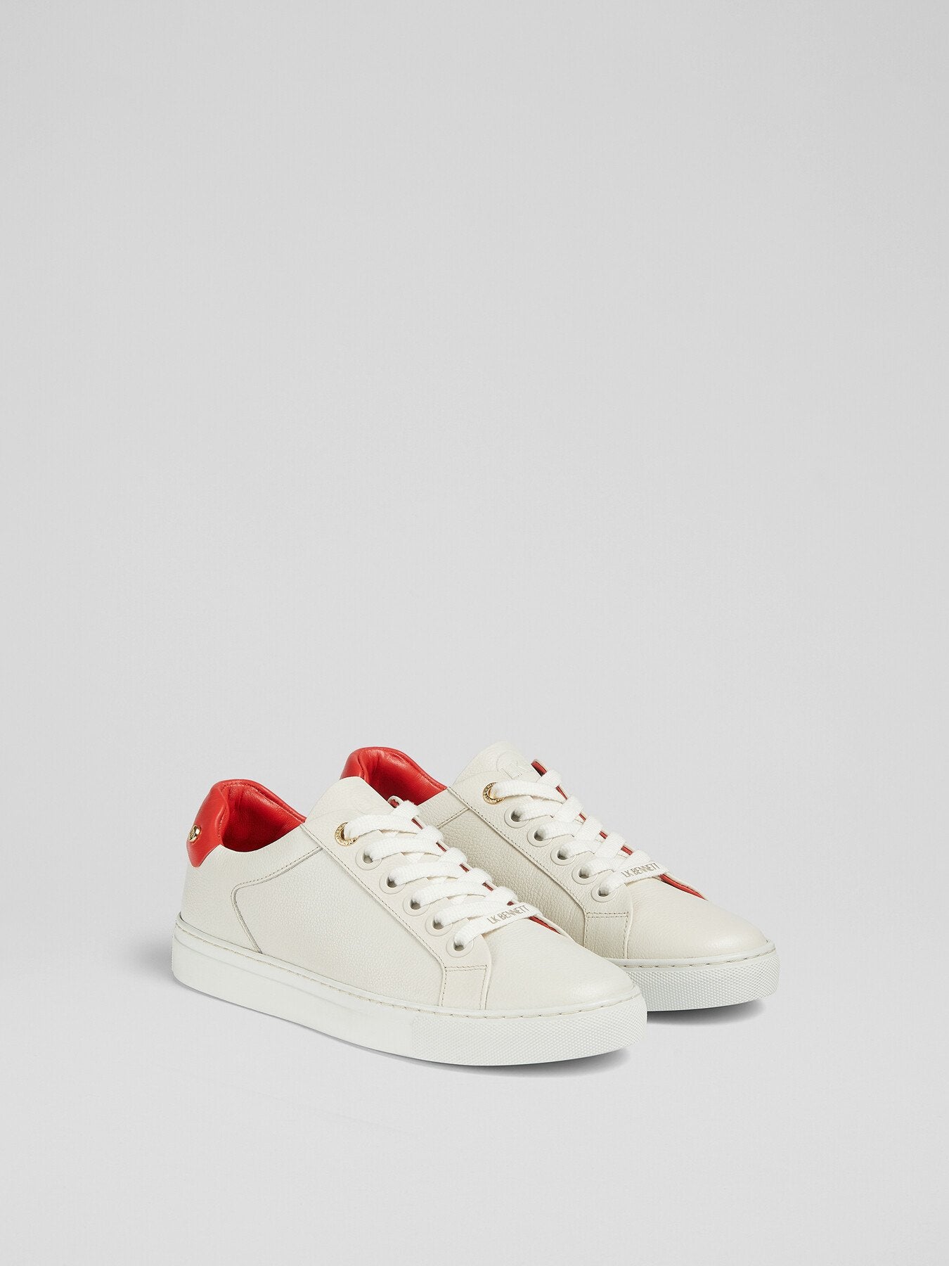 Sigture White And Classic Stud Trainer