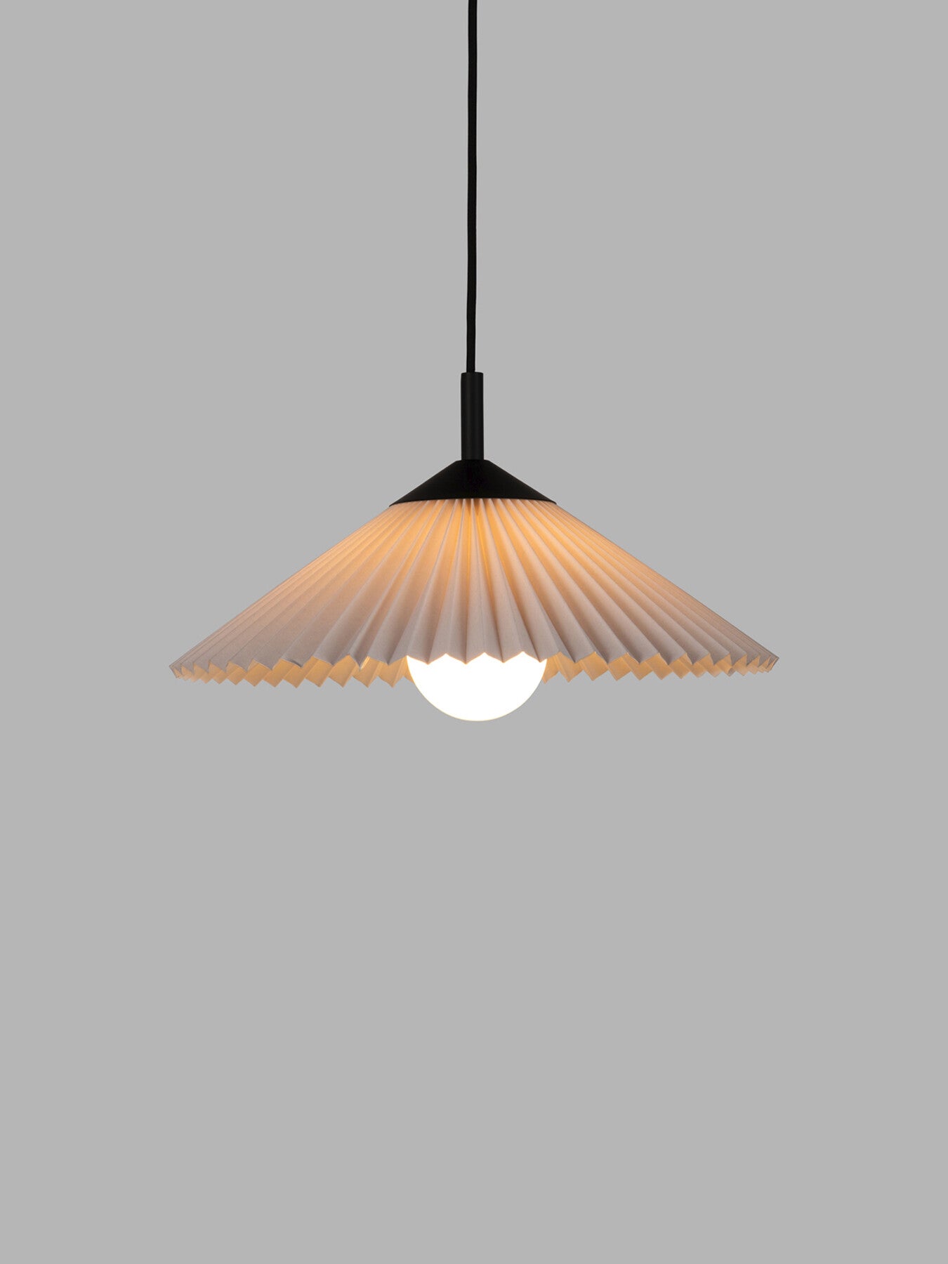 Pleated Pendant Black/White
