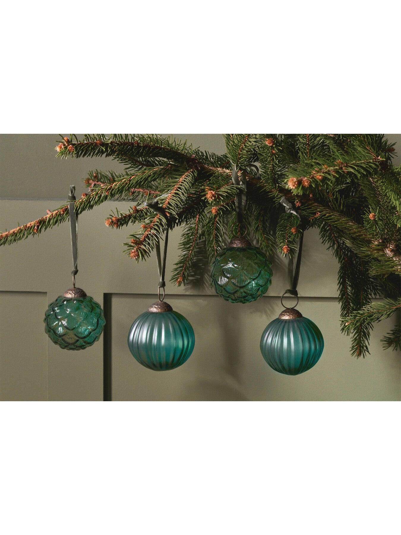 Hara Baubles Set of 4