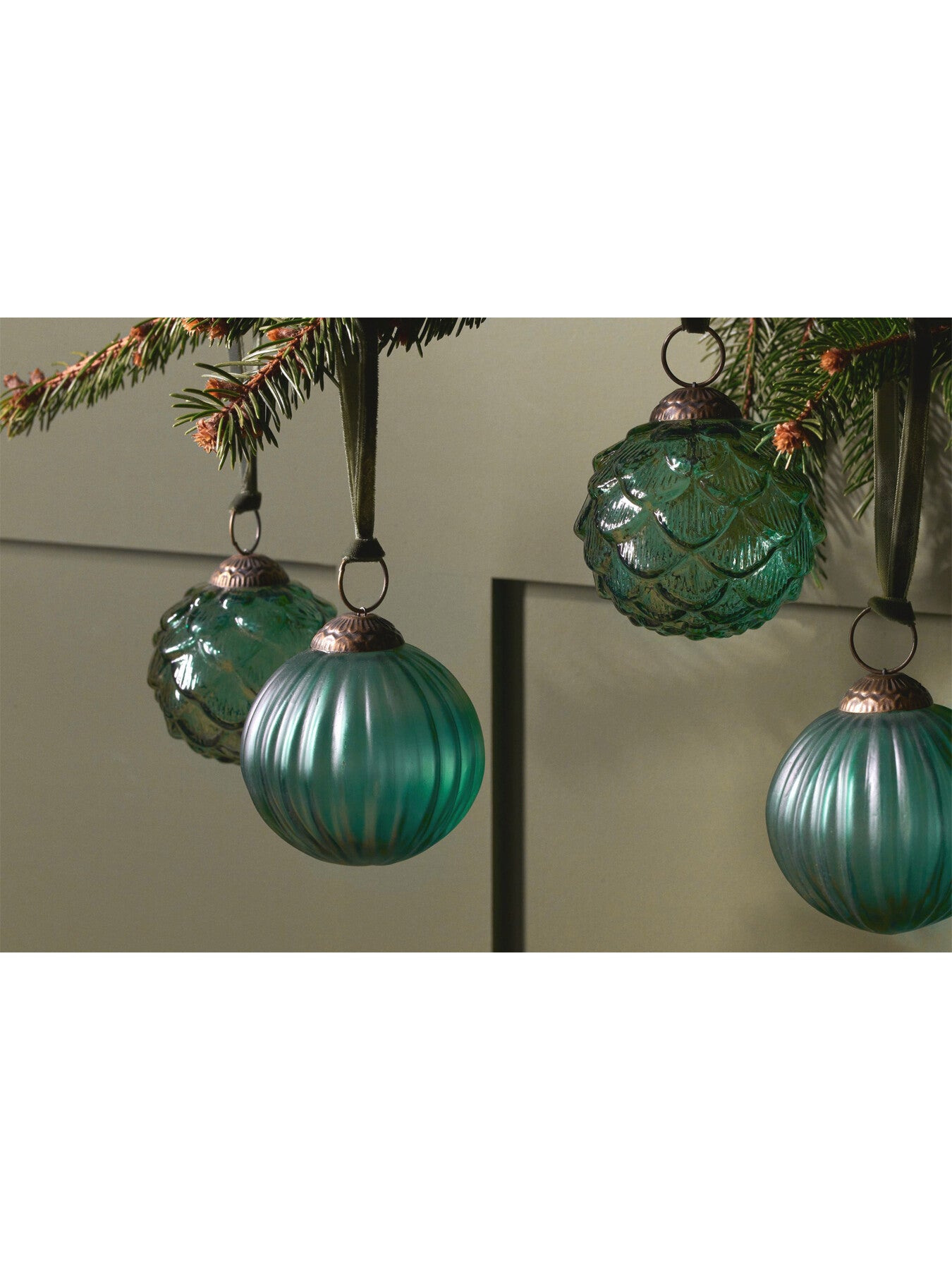 Hara Baubles Set of 4