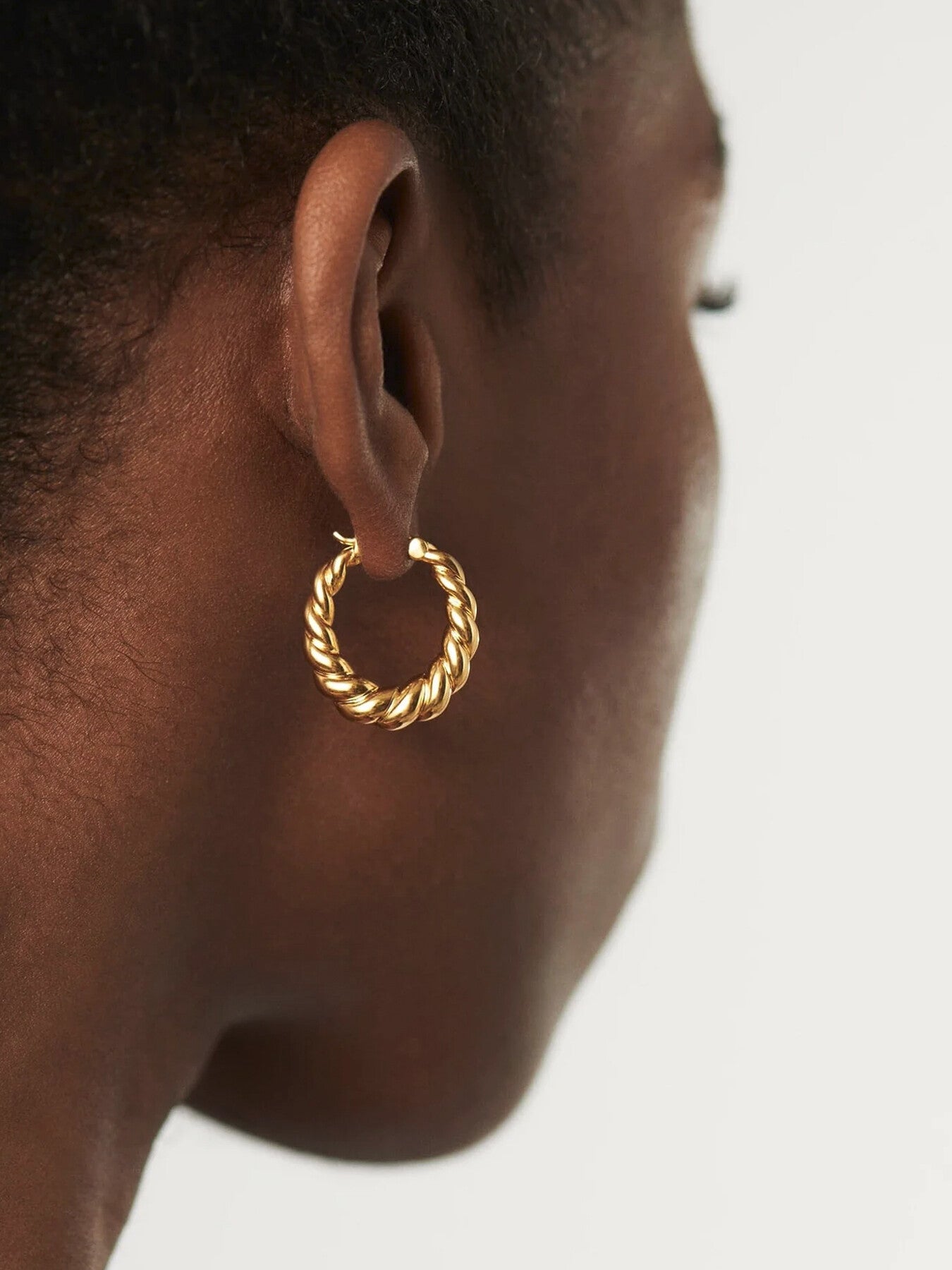 Twisted Tidal Medium Hoops