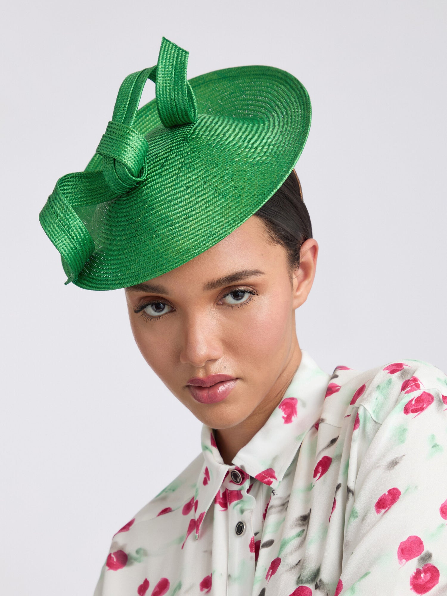 Stretched Kate Knot Parisisal Small Disc Fascinator