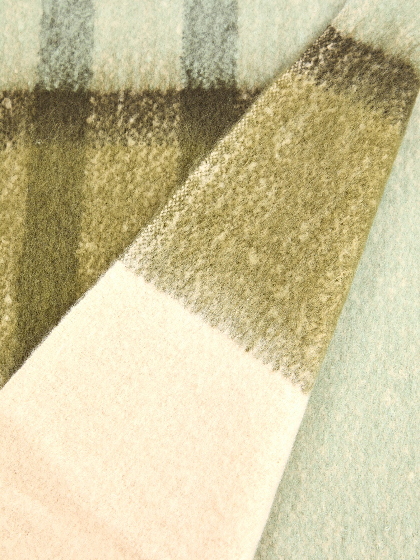 Isla Tartan Boucle Scarf