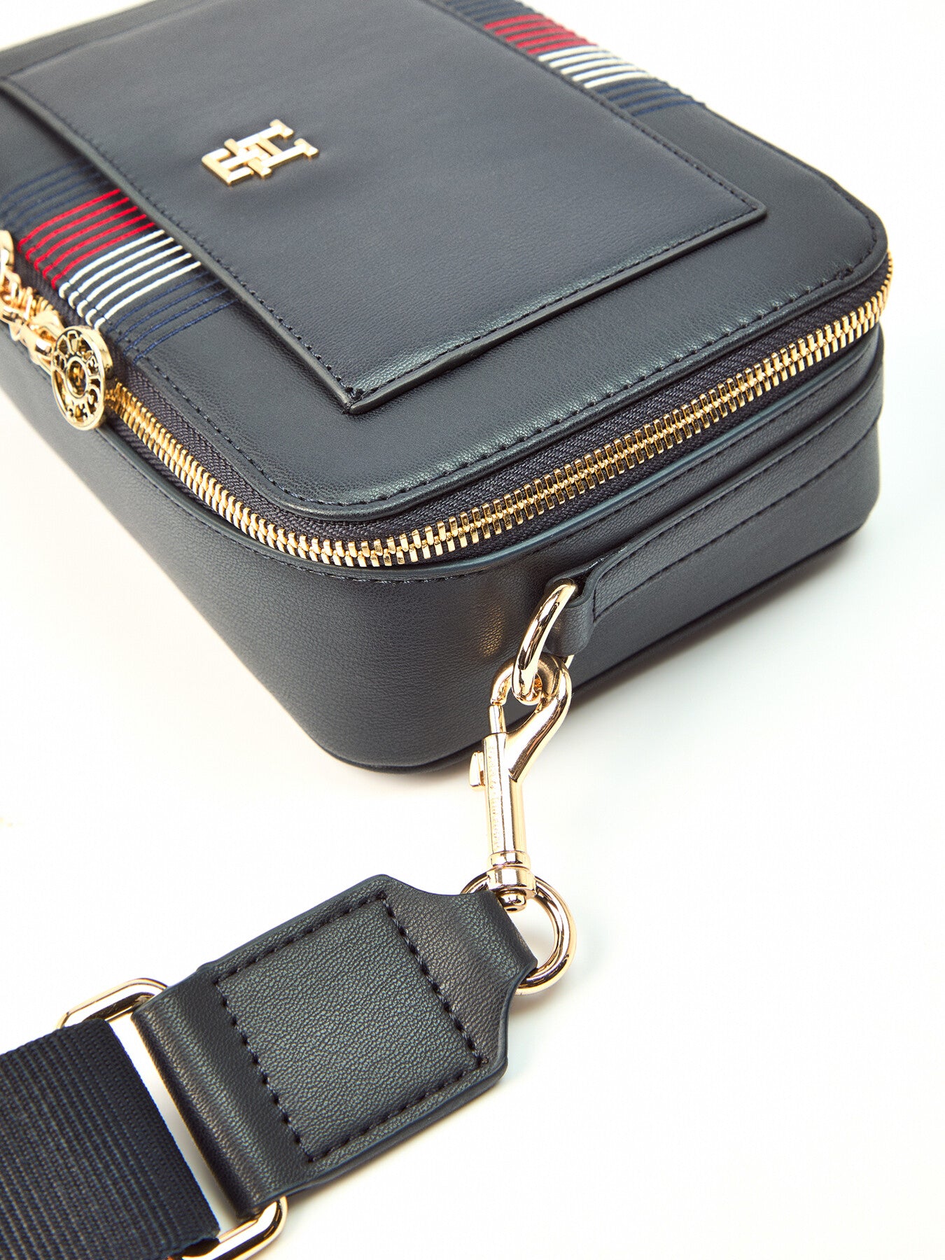 TH Distinct Camera Bag Corp