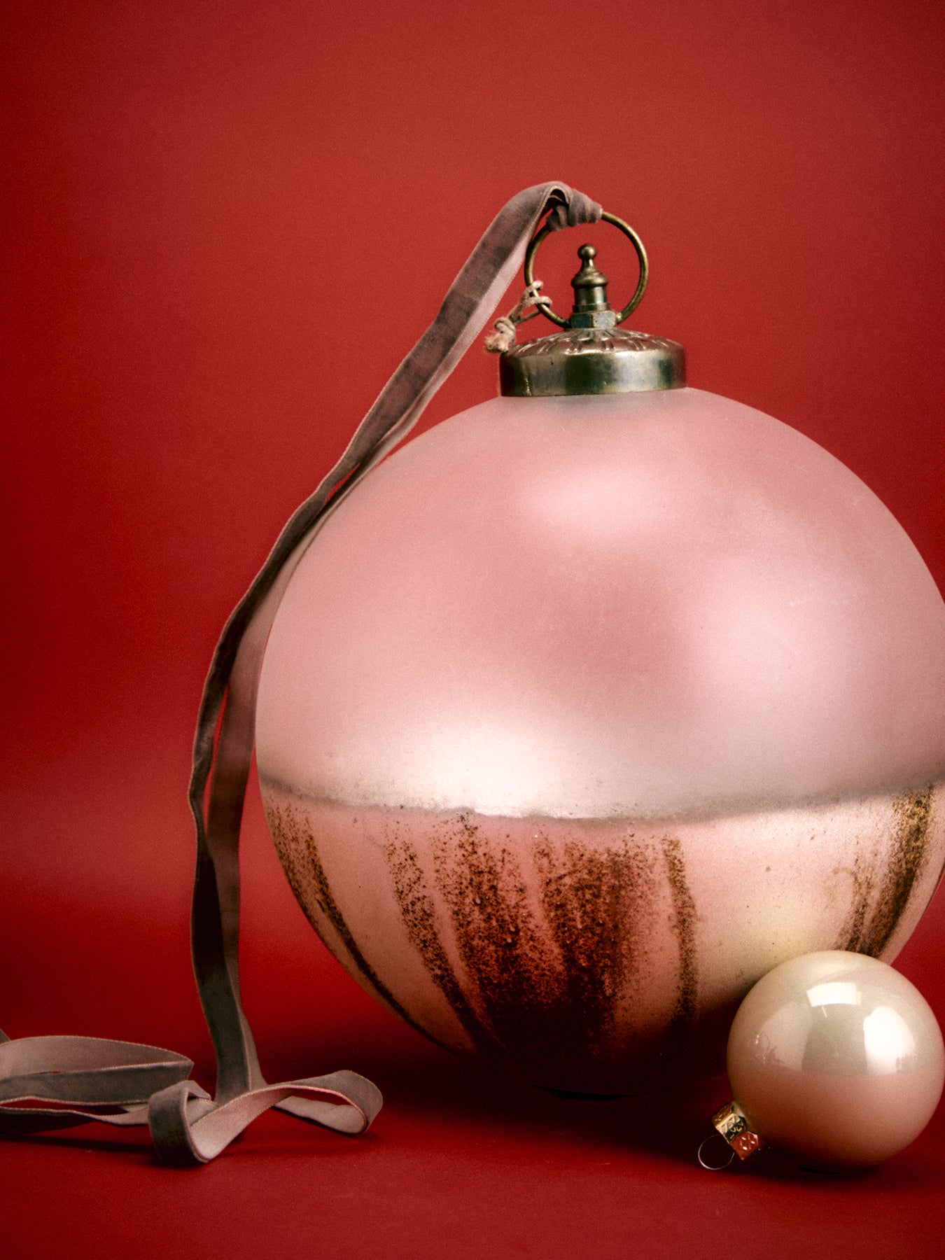 Ngolo Aged Smoke Glass Large Bauble