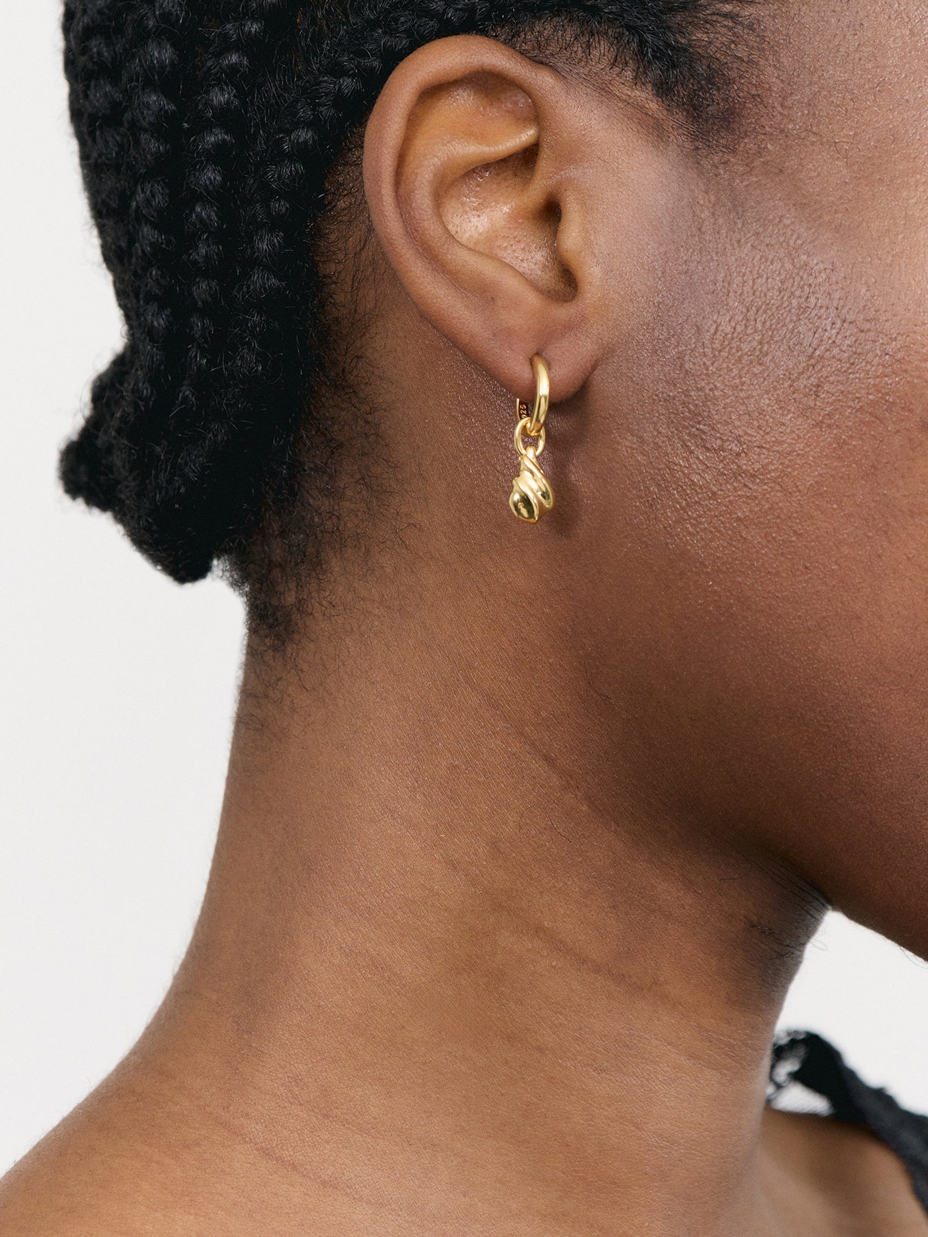 SAVI RIDGE DROPLET CHARM EARRINGS