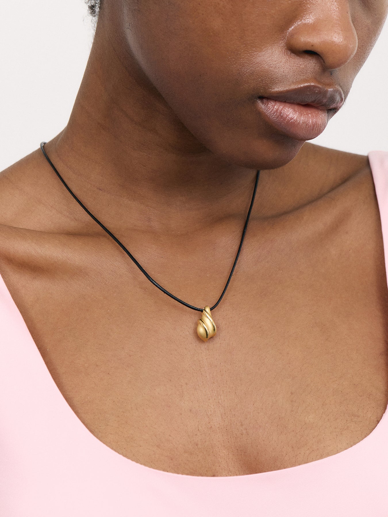 SAVI RIDGE DROPLET PENDANT CORD NECKLACE