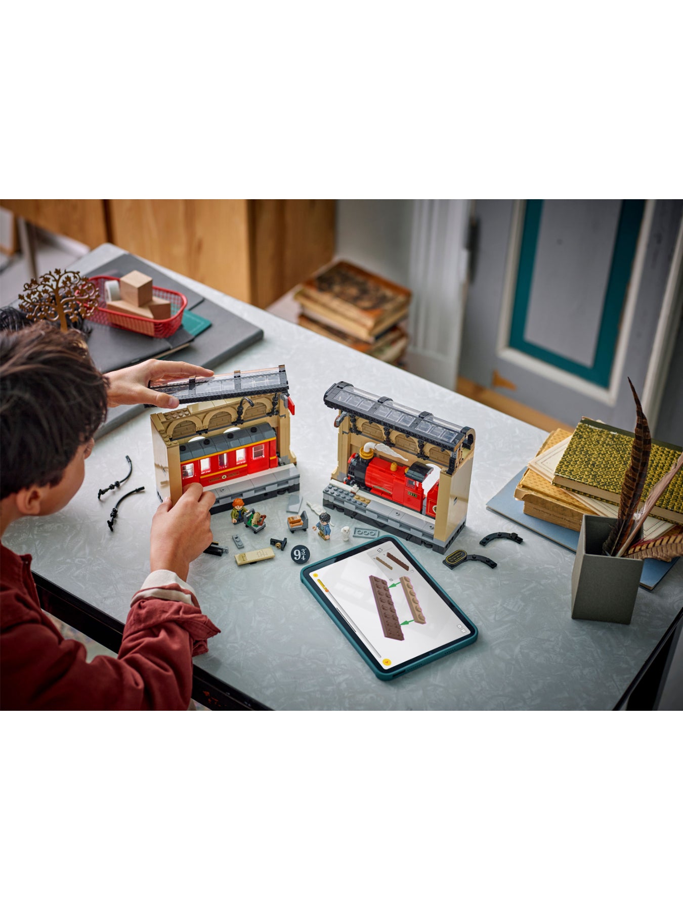 76450 Book Nook: Hogwarts™ Express