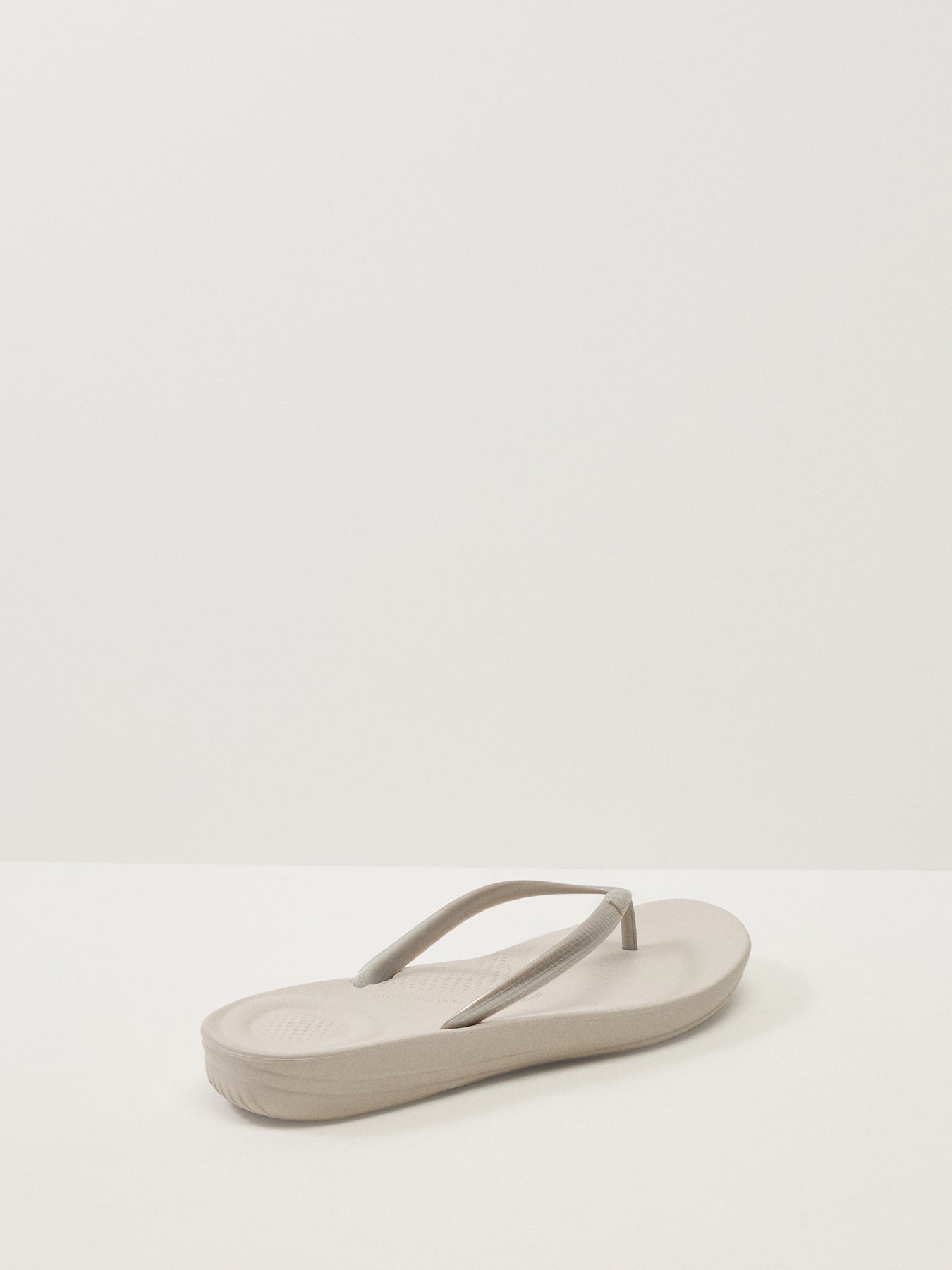Iqushion Ergonomic Flip-Flops Silver