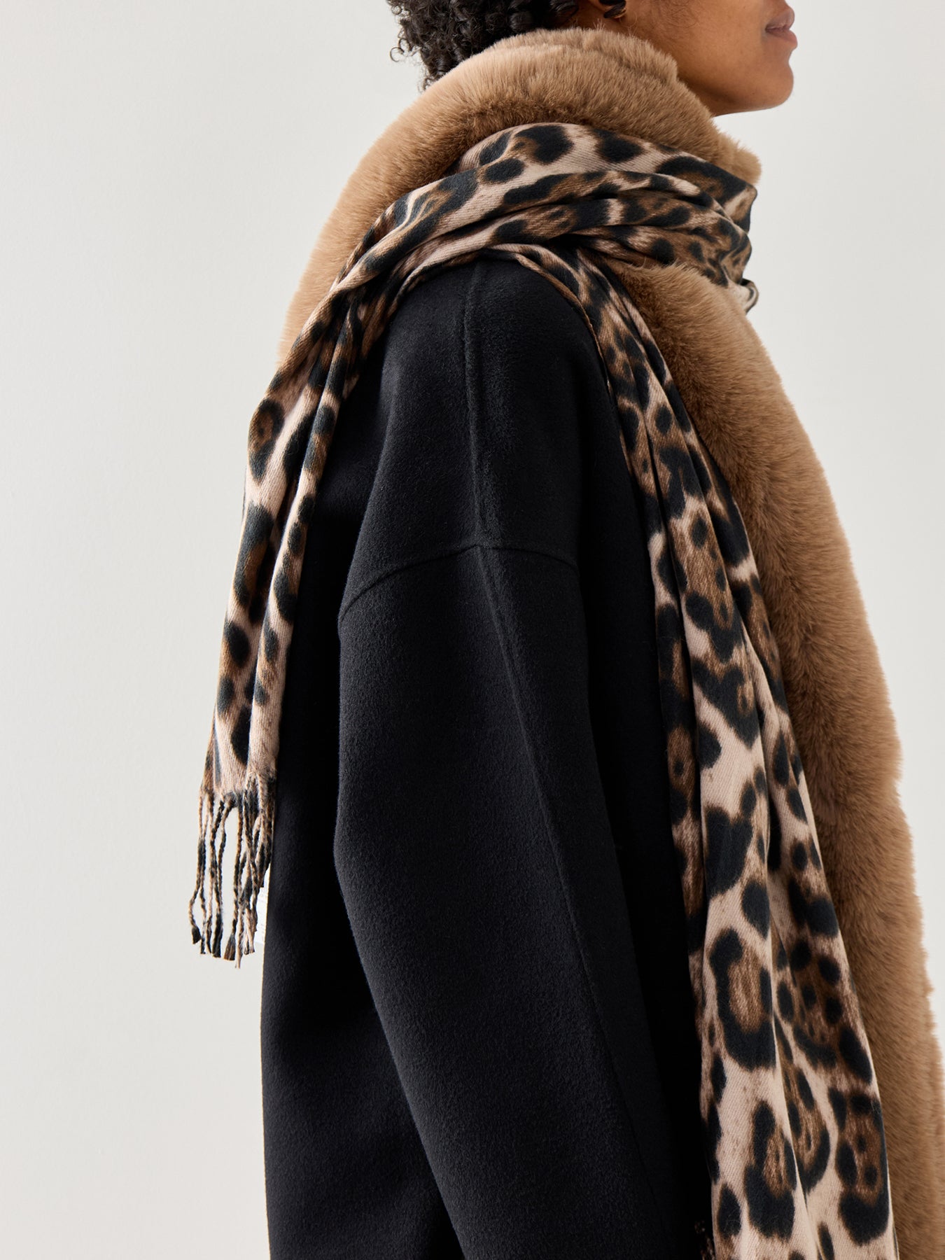 Leo Scarf With Faux Fur Trim Taupe