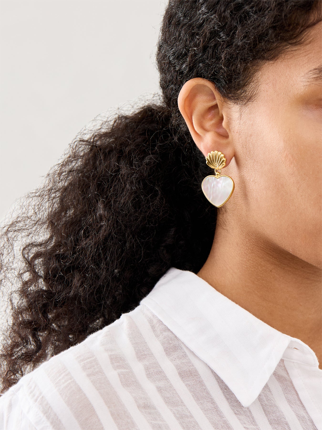 Venus Earrings Gold White Pearl