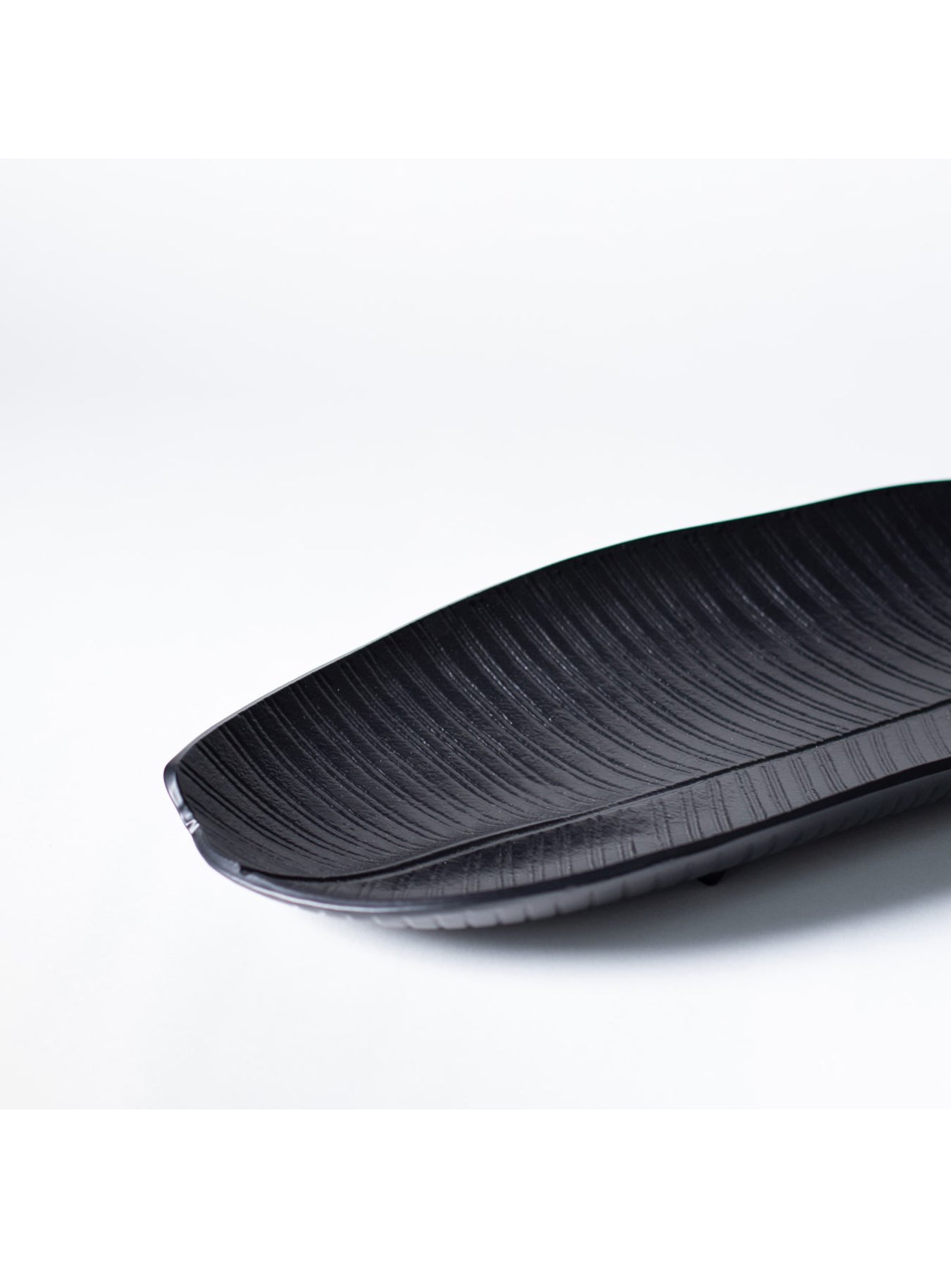 Avara Tropical Leaf Dish Black Large