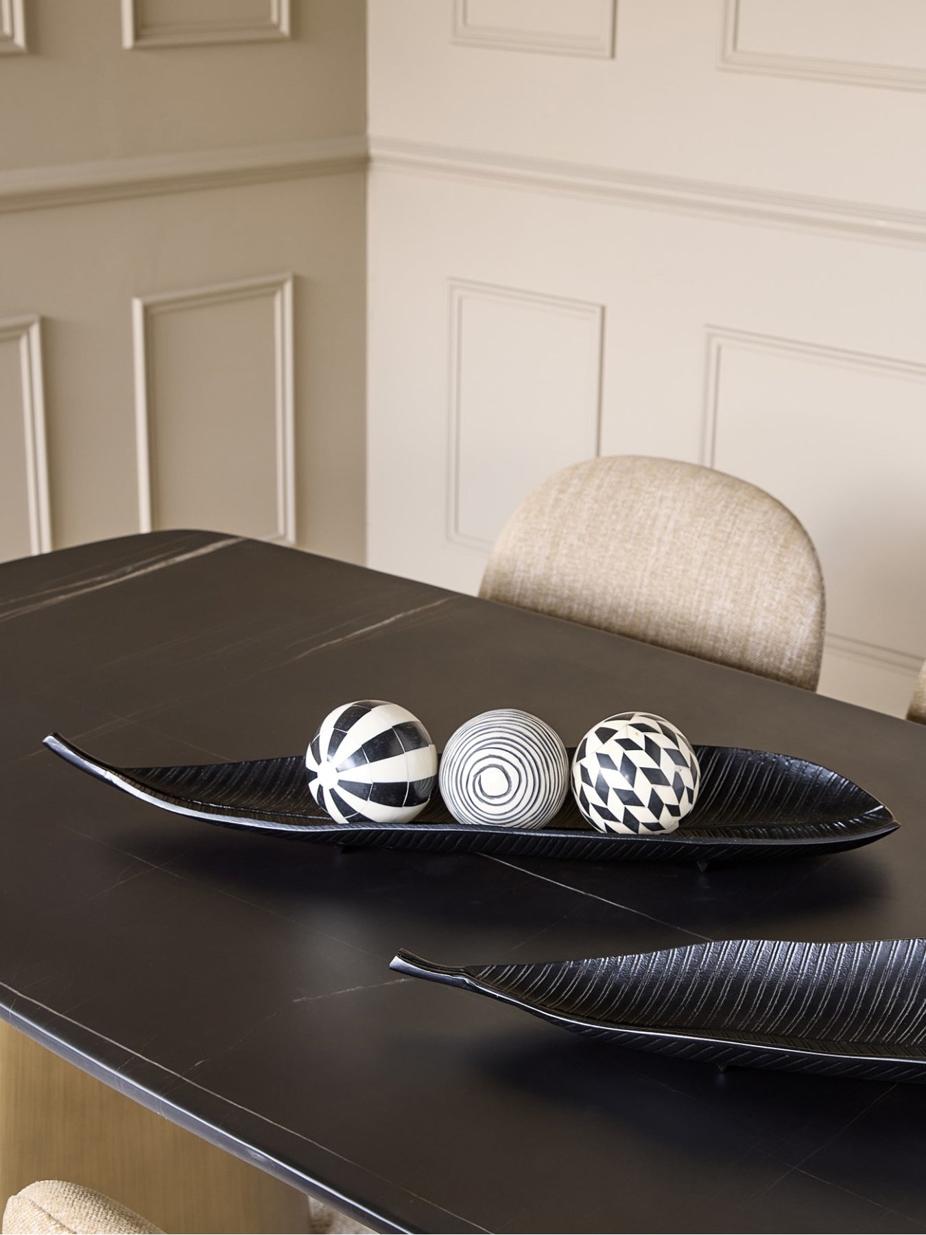 Avara Tropical Leaf Dish Black Large